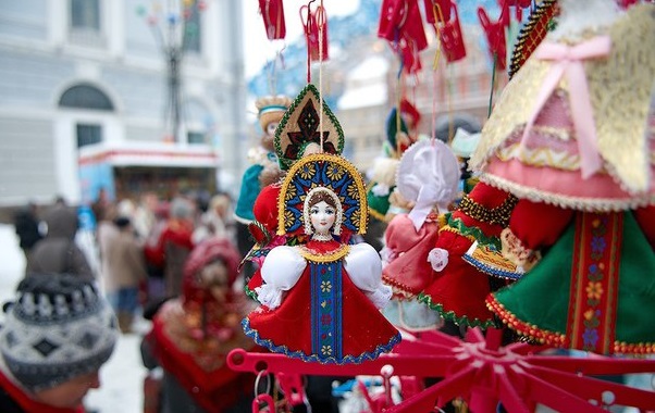 Уличная новогодняя ярмарка у ТРК Радуга в Санкт-Петербурге